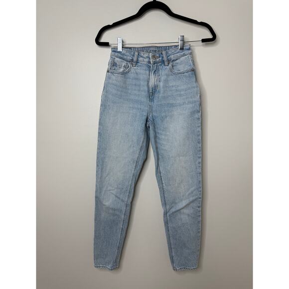 American Eagle Strigid 100% Cotton High Rise Light Wash Mom Jeans 00 - Picture 1 of 9